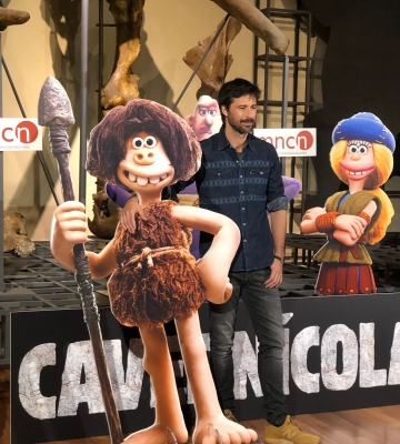 Hugo Silva es la voz de "Dug" en Cavernícola